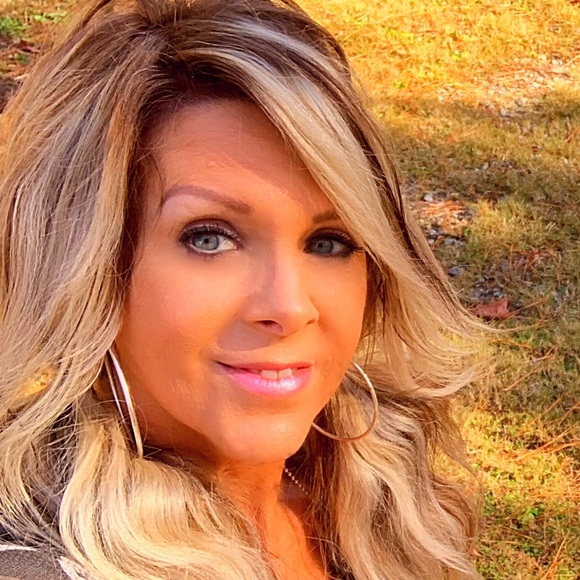 Meet your Posher, Leslie - Picture 1 of 1